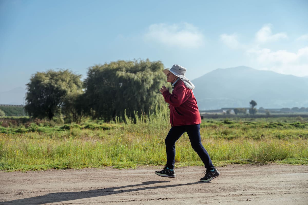La técnica, la regularidad y una intensidad acorde a las posibilidades de cada persona son factores que pueden transformar una caminata cotidiana en una actividad física más completa