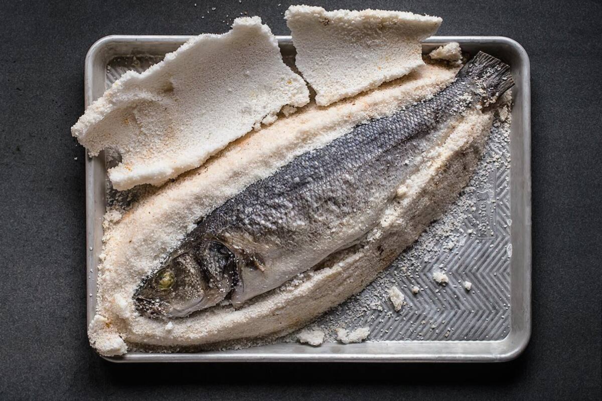 La técnica se utiliza con vegetales, pescados o aves: crea una cobertura que logra sazonar, cocinar al vapor y hornear a la vez