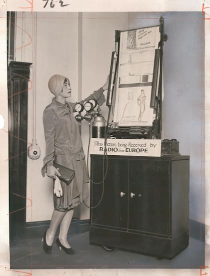 La tecnología desarrollada en la década de 1920 permitió a los diarios publicar fotografías con una rapidez y facilidad hasta entonces impensadas. (Crédito: Underwood & Underwood)