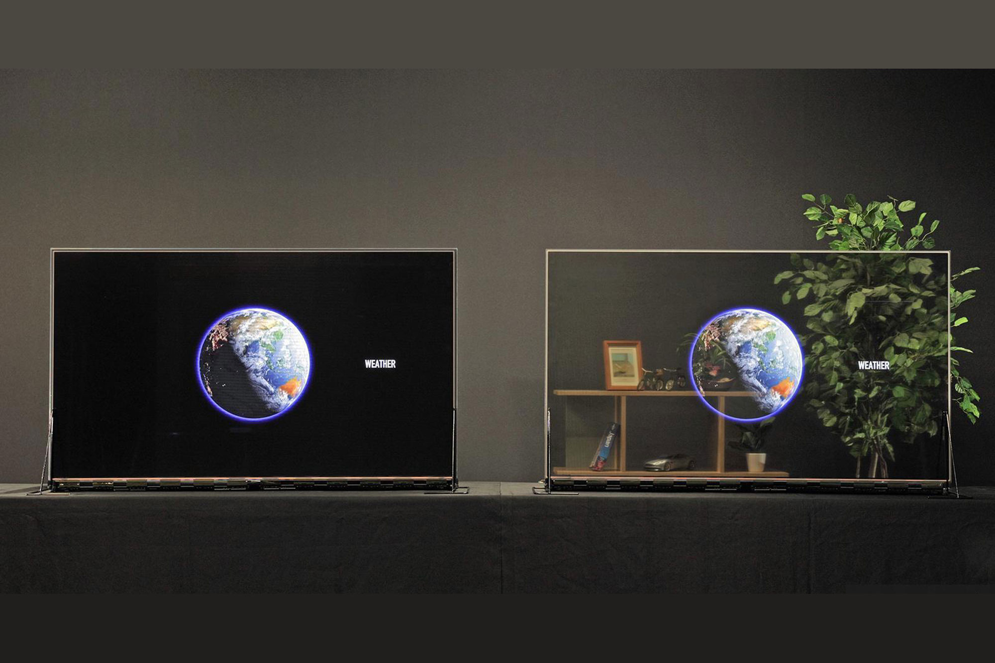 La tecnología OLED de Panasonic permite transparentar el panel a demanda para ver los objetos de fondo, pero sin perder la nitidez en la imagen cuando se desea reproducir un contenido