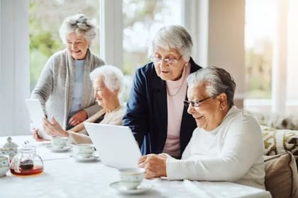 La tecnología puede ofrecer a las personas mayores acceso a muchos recursos