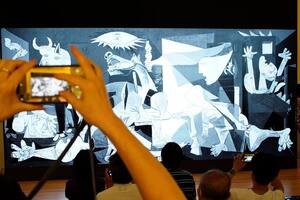 La tecnología ultra hd 4k permite la representación casi a tamaño real de la reconocida obra de Pablo Picasso