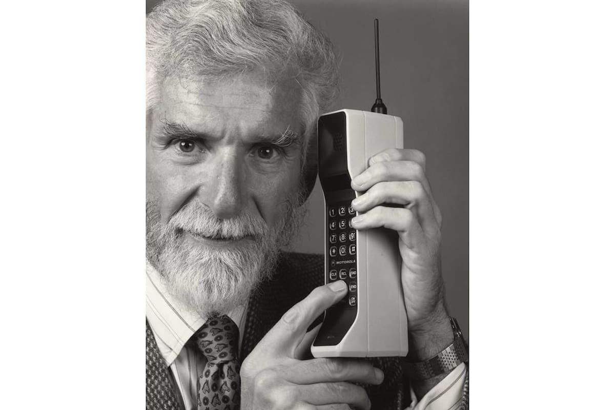 La tecnología va tan deprisa que abundan los dispositivos y programas de culto. En la foto, Martin Cooper y el DynaTAC, el primer celular disponible comercialmente