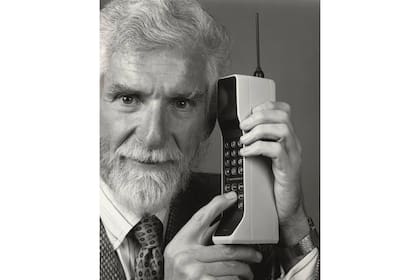 La tecnología va tan deprisa que abundan los dispositivos y programas de culto. En la foto, Martin Cooper y el DynaTAC, el primer celular disponible comercialmente