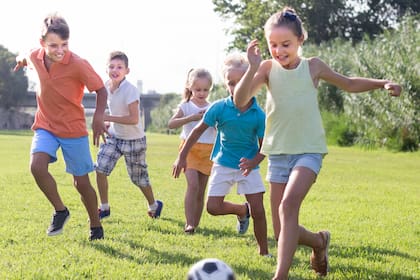 La tecnología y las redes sociales tienen un efecto negativo cuando sustituyen al juego y las actividades al aire libre