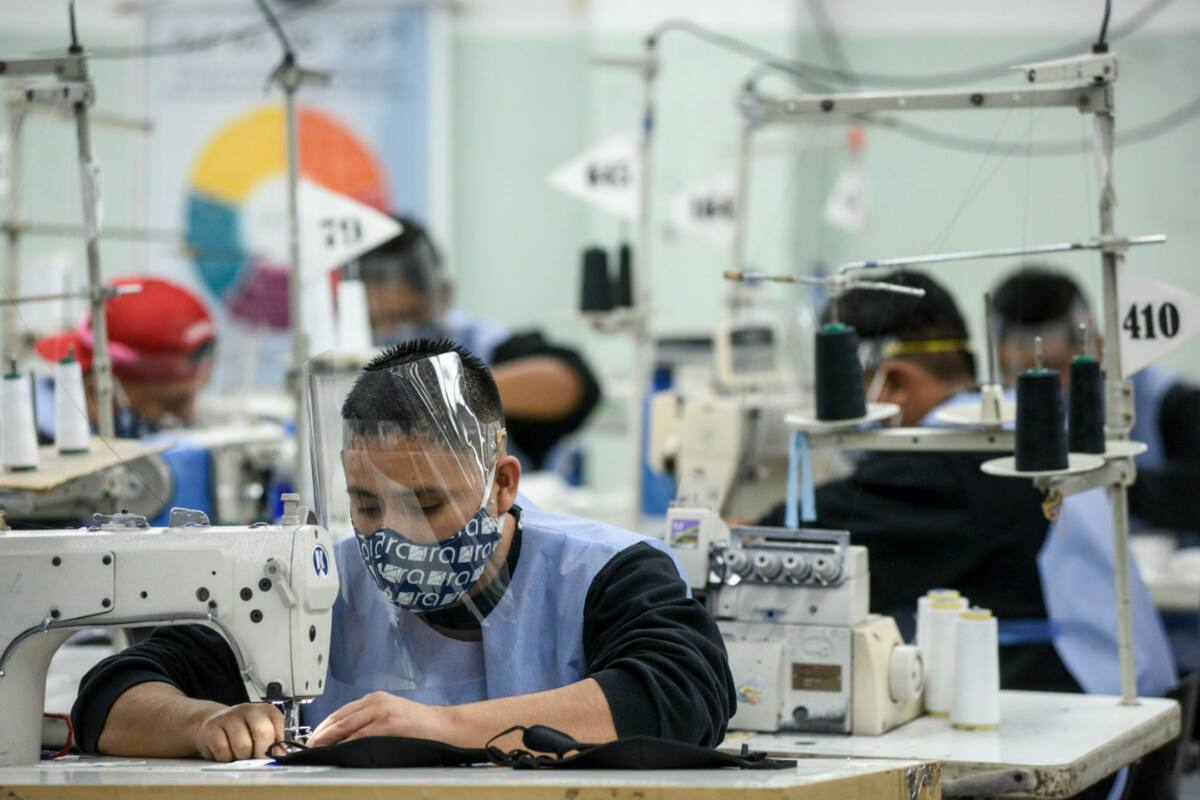 La tela que se usa para elaborar los camisolines es la SMS, de 45 gramos medical y solo la proveen tres empresas en el país