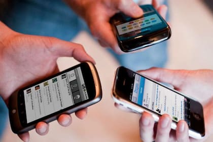 El Enacom autorizó dos aumentos para la telefonía celular del 7,5% y del 2,5% correspondientes a febrero y marzo; pero para aplicarlos las empresas debían reintegrar los importes cobrados de más en enero