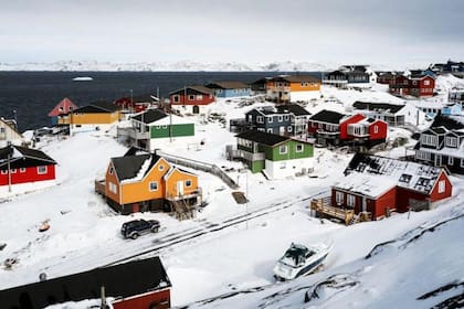 La televisión danesa comenzó a transmitir cobertura las 24 horas del día sobre el presidente estadounidense, incluyendo documentales editados al estilo de reportajes de guerra.