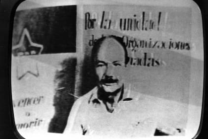 La televisión reproduce la imagen de Oberdan Sallustro en la 'cárcel del pueblo', con el emblema y las consignas del ERP detrás