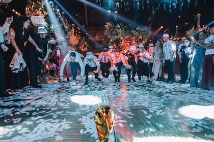 La temática del Mundial estuvo muy presente en la fiesta, con gorros Piluso y camisetas de la Selección para los invitados, una bandera de Argentina gigante, cotillón y tatuajes alusivos a “La Scaloneta” y una réplica de la copa del mundo.