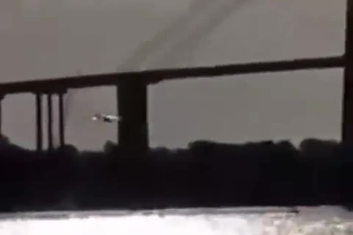 La temeraria maniobra de una avioneta sobre el puente Rosario-Victoria.