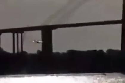 La temeraria maniobra de una avioneta sobre el puente Rosario-Victoria.