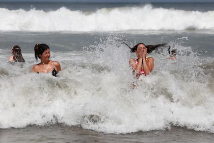 La temperatura del agua de mar en estas playas ostenta sus mejores días en mucho tiempo para diciembre