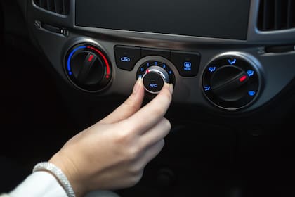 La temperatura ideal para mantener dentro del habitáculo del auto es de entre 19 y 22 grados.