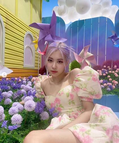 La tendencia coquette incluye flores y vestidos hiperfemeninos, como el que luce Rosé, de Blackpink