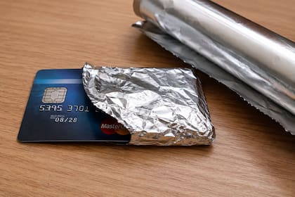 La tendencia de envolver tarjetas en aluminio para evitar fraudes (Imagen ilustrativa con IA)