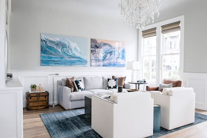 La tendencia en decoración copia el de las casas de los Hamptons, con grandes ventanas y estanterías empotradas pintadas de blanco, y los tapizados y cortinas en colores crema, azul y beige