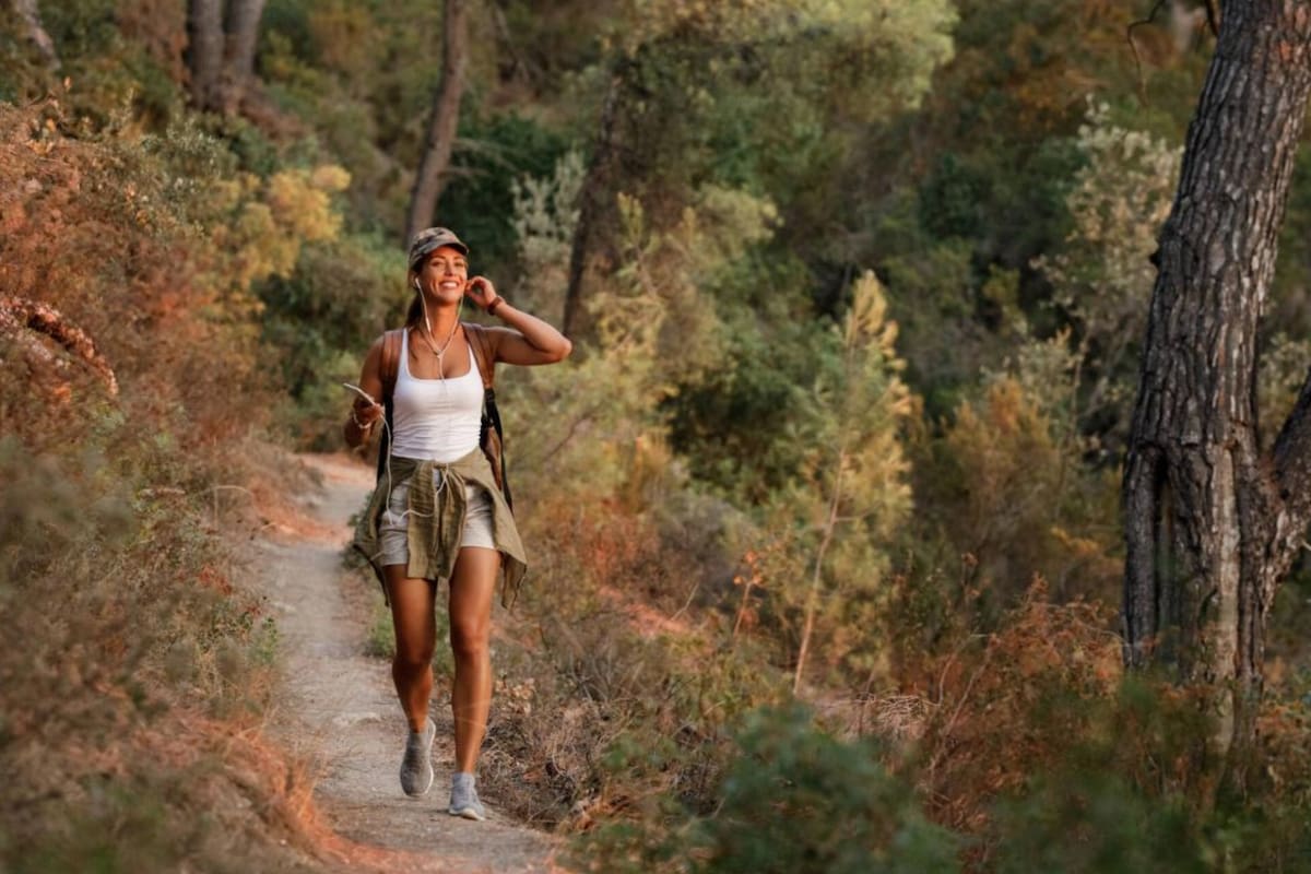 La tendencia en Tiktok invita a caminar con música para mayor relajación (Foto:iStock)