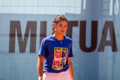 La tenista británica Emma Raducanu, campeona del US Open 2021 pero atravesando por un momento difícil, se retiró del torneo de Madrid y saldrá del Top 100