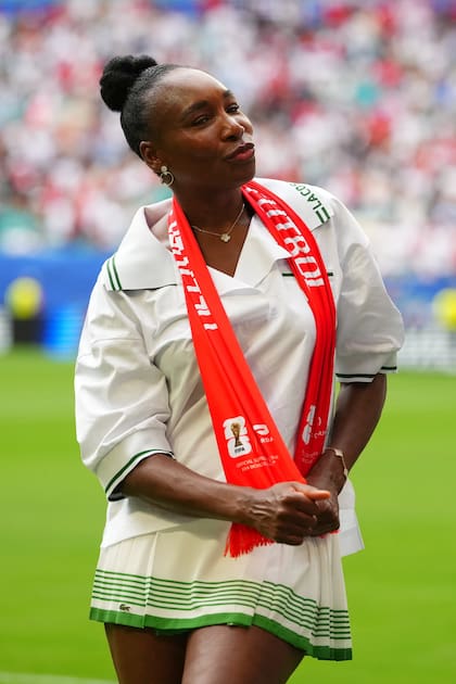 La tenista estadounidense Venus Williams posó ante las cámaras, en el campo de juego justo antes de que comenzara el partido de cuartos de final de la Copa del Mundo de fútbol entre Inglaterra y Noruega
