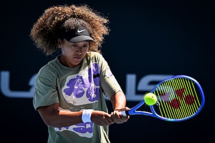 La tenista japonesa Naomi Osaka, durante uno de los entrenamientos en el Manuka Doctor Arena en Auckland, Nueva Zelanda, donde jugará a partir del lunes