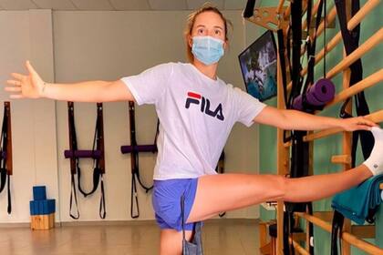 La tenista Nadia Podoroska, durante uno de los ejercicios que realiza con su kinesiólogo (Diego Rodríguez) para tratar de prevenir lesiones, su gran desafío tras años de padecimientos.