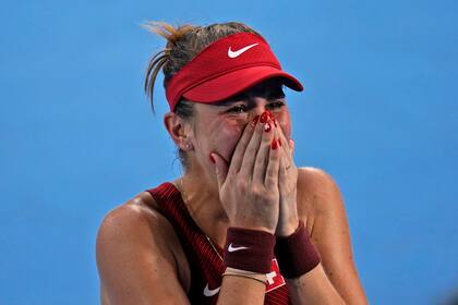 La tenista suiza Belinda Bencic se emociona tras derrotar a la kazaja Elena Rybakina en la semifinal del torneo femenino de tenis de los Juegos de Tokio, el 29 de julio de 2021, en Tokio, Japón. (AP Foto/Seth Wenig)