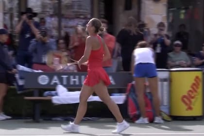 La tenista ucraniana Marta Kostyuk (de indumentaria roja), tras ganar el título en el WTA de Austin, ignoró a su rival, la rusa Varvara Gracheva (blanco y azul)