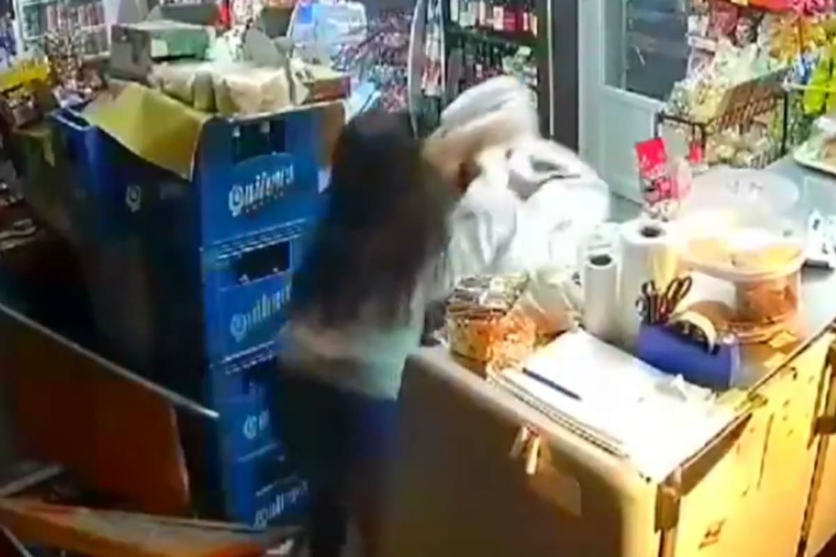 La tensa pelea entre la empleada de un almacén y un delincuente. Foto: captura