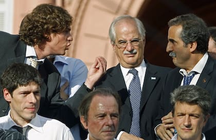 La tensión con el campo y los conflictos internos en el Gobierno empujaron a renunciar al entonces ministro de Economía, Martín Lousteau. La emblemática foto de la pelea con Guillermo Moreno, el 1° de abril