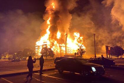 La tensión en las marchas en Minneapolis para exigir justicia por el asesinato de George Floyd terminó con violencia e incendios
