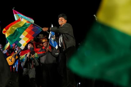 La tensión política en el vecino país, más allá del modo en que evolucione, pone en cuestión el particular liderazgo de Evo Morales, que ya no podrá sostenerse en las amplias mayorías con que alguna vez contó. En la imagen, el mandatario festeja su reeleccion acompañado por seguidores en El Alto