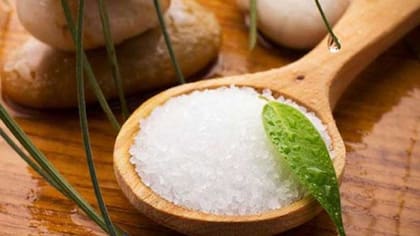 La teoría es que, al disolverse en agua caliente, el magnesio y el sulfato pueden ser absorbidos a través de la piel