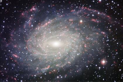 La teoría, llamada "acreción de guijarros", es que los planetas están formados por guijarros que se agrupan y que los planetas luego crecen cada vez más