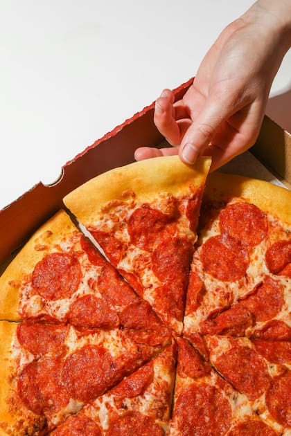 La teoría Pizza Index sugiere que los agentes del Pentágono se alimentan con comida rápida cuando están especialmente ocupados porque algo serio está por venir (Pexels/Polina Tankilevitch)