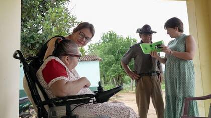La terapeuta ocupacional Claudia Galvão trabaja con Silvana en proyectos para aportar calidad de vida a los residentes de Serrinha