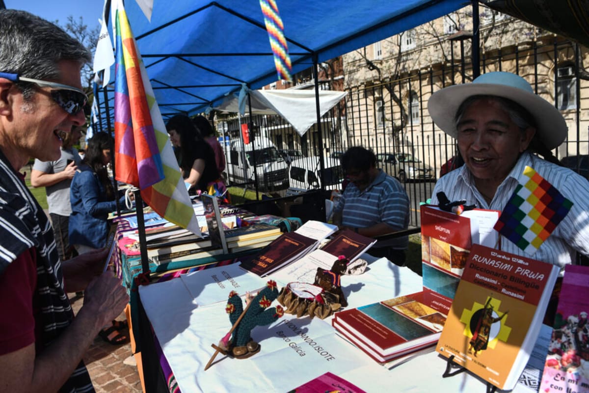 La tercera edición de la Feria del Libro Originario se hace este domingo en la Plaza del Lector de la Biblitoca Nacional