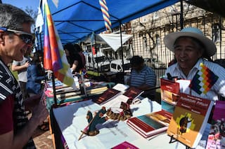 Vuelve la Feria del Libro Originario a la plazoleta de la Biblioteca Nacional