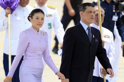 La tercera esposa de Rama X, Srirasmi Suwadee, que hoy se encuentra desterrada y alejada de su hijo de 15 años, es solo una de las acompañantes del monarca tailandés que sufrieron su trato despótico y sus arbitrarios castigos