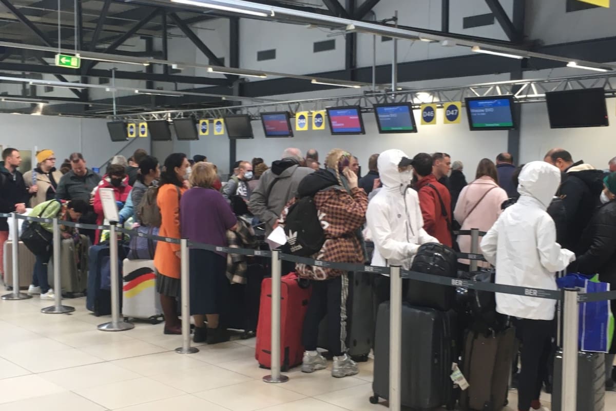 La Terminal D del aeropuerto de Berlín; en Alemania ya son más de 10.000 los casos confirmados y hay 22 muertos
