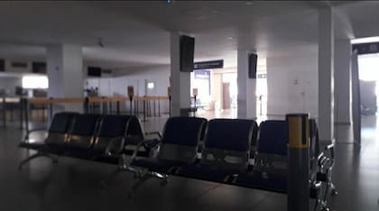 La terminal de arribos y partidas de El Palomar, desde adentro
