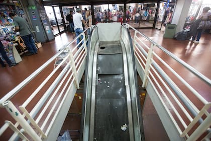 La terminal, sigue desangrándose con ascensores y escaleras mecánicas sin funcionar, goteras en días de sol, dispensers de agua sucios y con basura, y palomas que revolotean entre los restos de comida