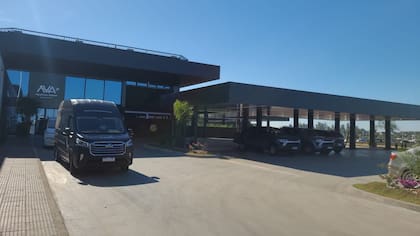 La terminal de pasajeros, inlcuye un restaurante en la terraza, todo administrado por el consorcio de propietarios de Aguavista.