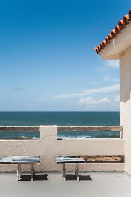La terraza, a la que se accede desde el dormitorio principal, da la sensación de estar en la cubierta de un barco.