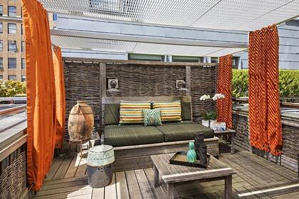 La terraza con cortinados y pisos de madera