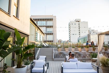 La terraza con gazebos, tumbonas, camastros y una pequeña pileta (splash pool) es ideal para el atardecer y tiene una vista soberbia de la ciudad