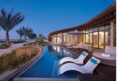 La terraza con pileta privada de una de las Villas Astor, que tiene 3 dormitorios y una superficie de 229 metros cuadrados.