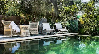 La terraza con piscina propia en la suite