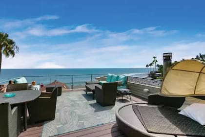 La terraza con vista a la playa