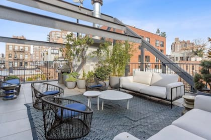 La terraza corona la azotea con una estructura de techo a dos aguas y vistas abiertas del centro de Manhattan.